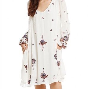 FREE PEOPLE SZ MEDIUM White Embroidered Dress With Pockets * NWT * Brand New
